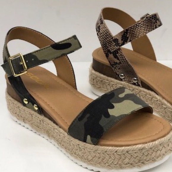 soda camo sandals